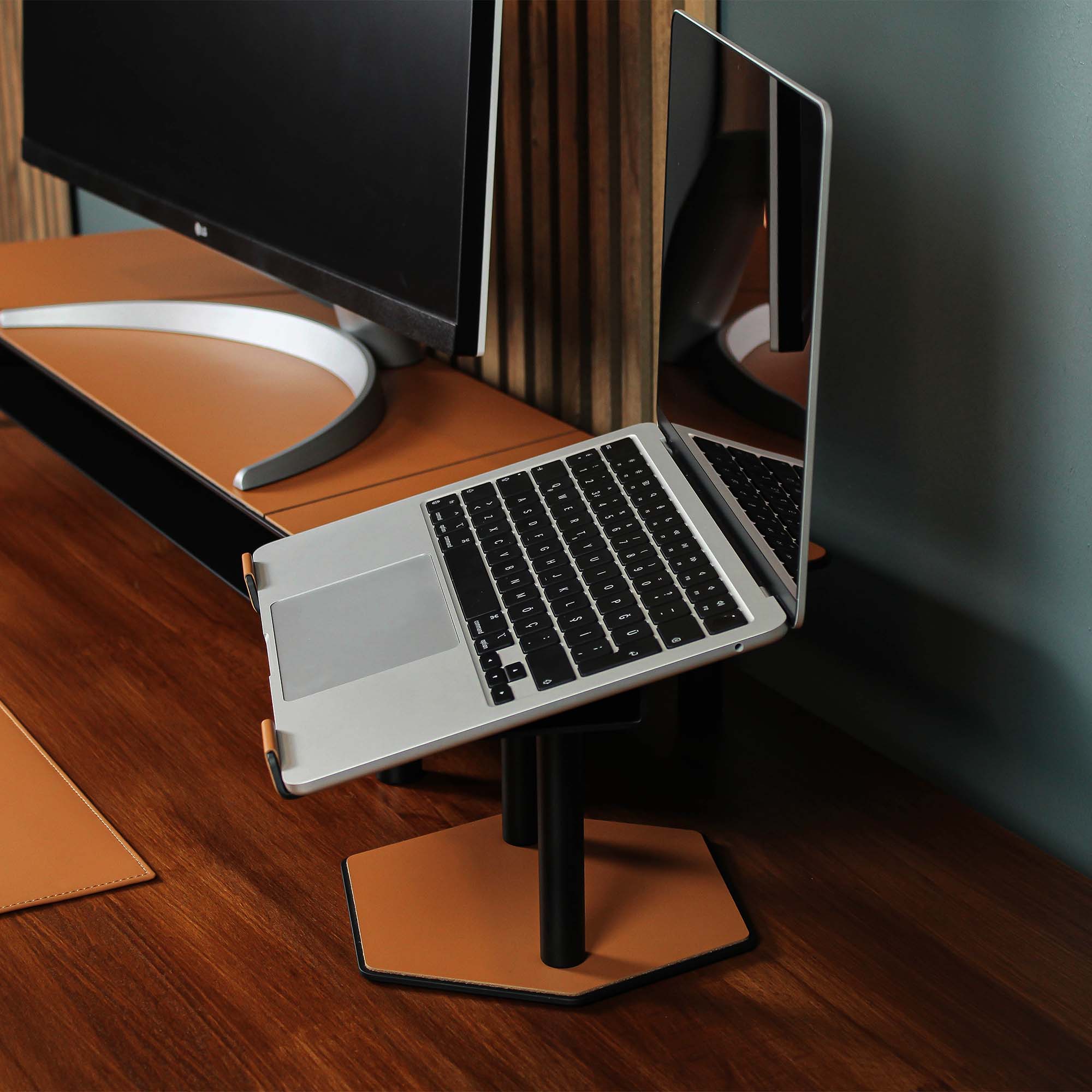 Lifestyle setup featuring the cognac laptop riser with matching accessories