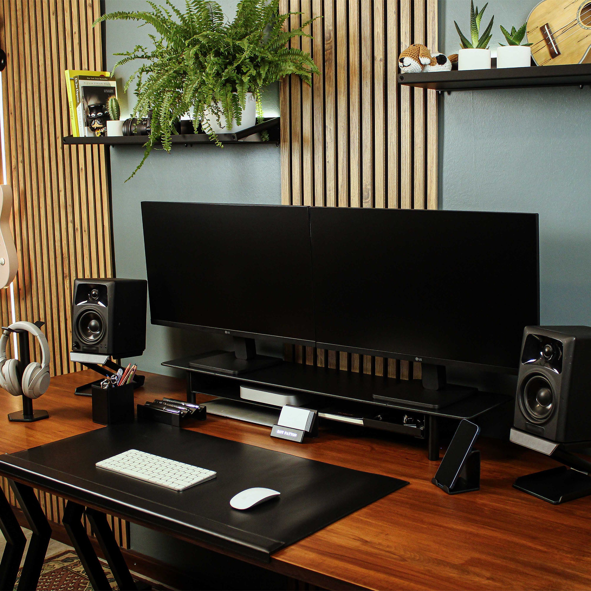 Group photo showing the full metal and leather collection with the black valet tray
