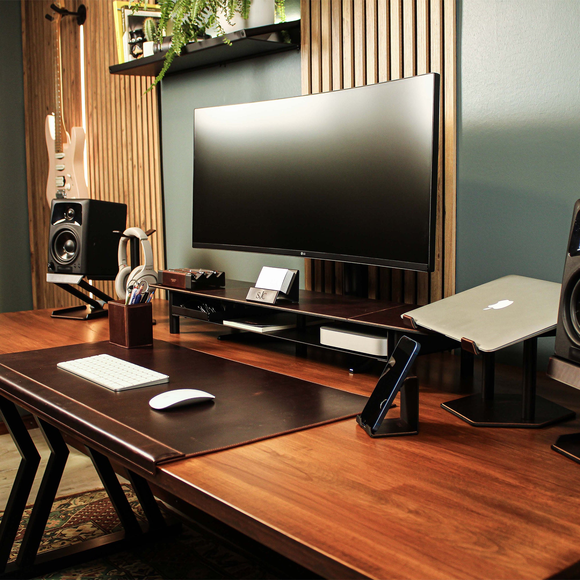 Group photo showing the full metal and leather collection with the crazy-chestnut valet tray